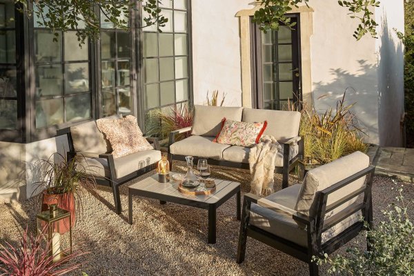 6 Common Small Garden Mistakes That Make Your Outdoor Space Feel Cramped – And How to Fix Them